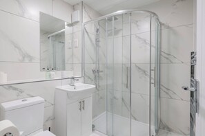Een douche, handdoeken, shampoo