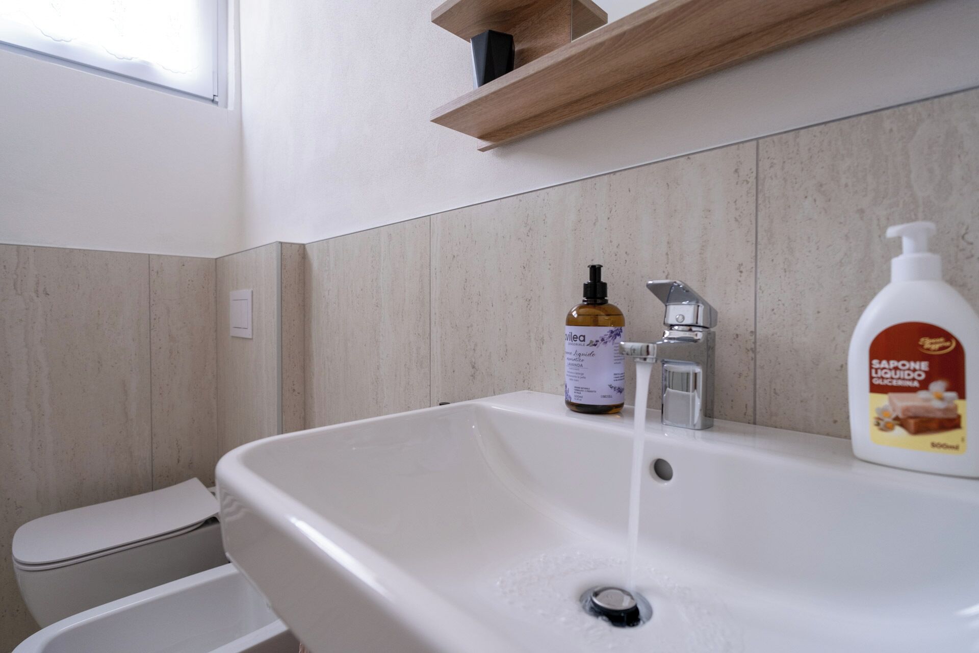Bruser, hårtørrer, bidet, håndklæder