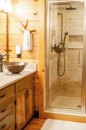 Douche, sèche-cheveux, serviettes fournies, savon