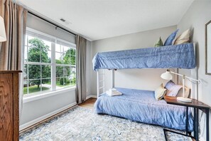 Room - Cozy eclectic 3-bedroom cottage in the heart of Holly Springs (Holly Springs)