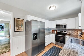 Private kitchen - Cozy eclectic 3-bedroom cottage in the heart of Holly Springs (Holly Springs)