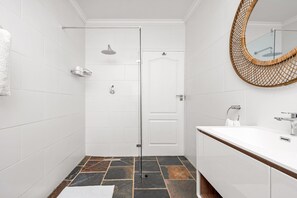 Een douche, een haardroger, handdoeken