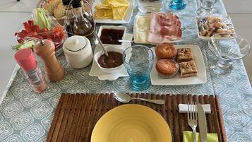 Free daily continental breakfast
