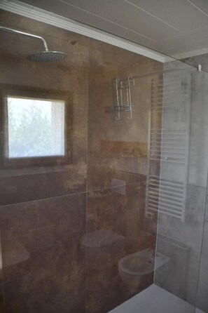 Chambre Quadruple Standard, patio, vue parc | Salle de bain
