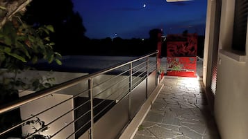 Habitación doble superior, balcón, vista al parque | Camas con pillow-top, caja de seguridad en la habitación y escritorio
