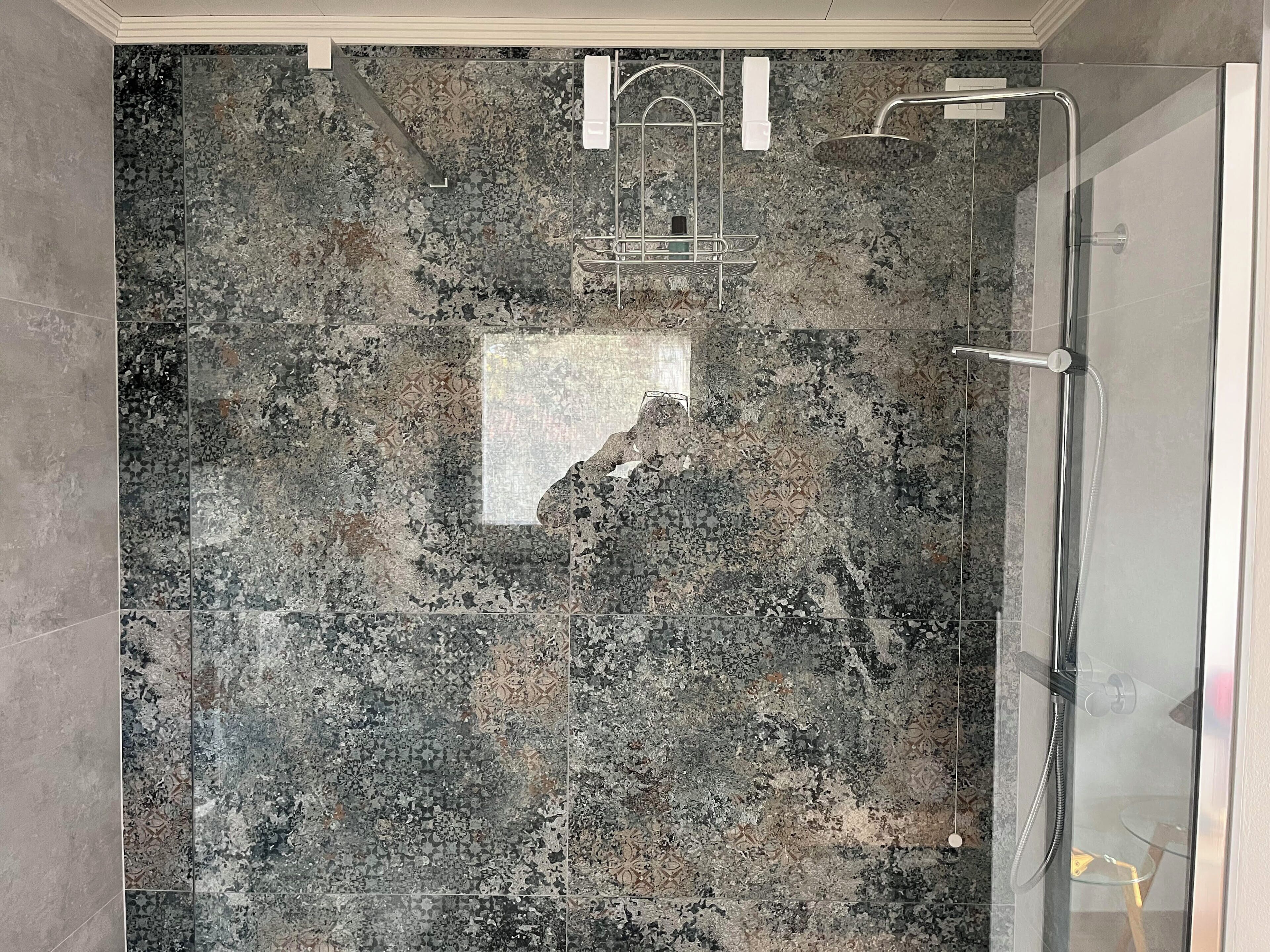 Habitación doble superior, balcón, vista al parque | Baño | Regadera, regadera tipo lluvia, secadora de cabello, bidet 