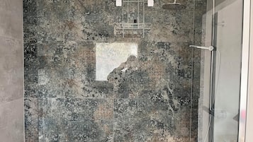 Habitación doble superior, balcón, vista al parque | Baño | Regadera, regadera tipo lluvia, secadora de cabello, bidet