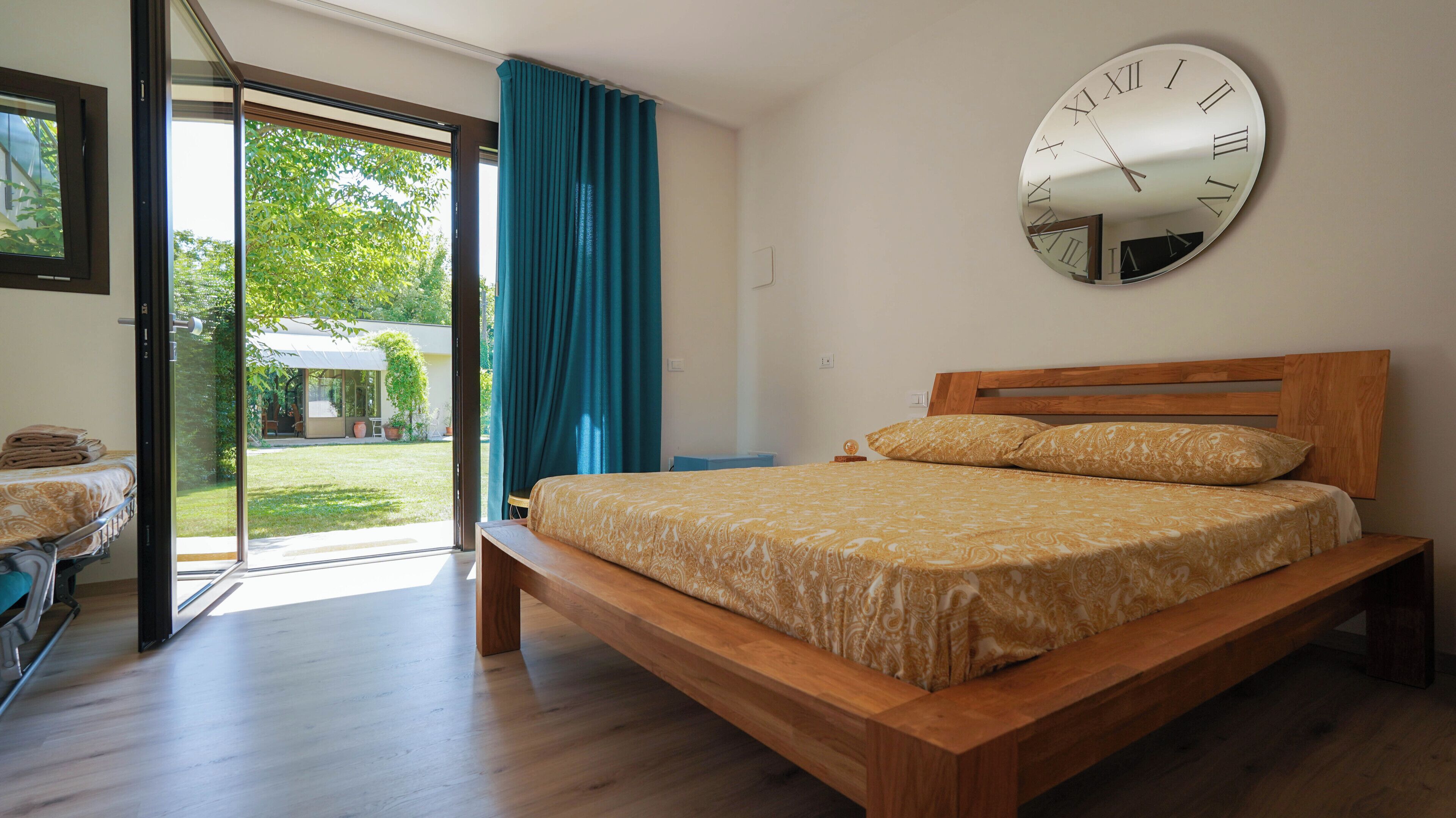 Chambre Quadruple Deluxe, plusieurs lits, fumeurs, vue parc | Coffres-forts dans les chambres, chambres insonorisées, Wi-Fi gratuit