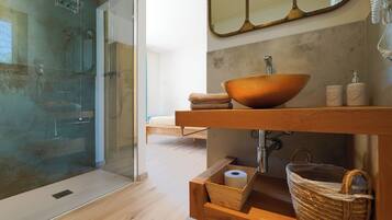 Deluxe-Vierbettzimmer, Mehrere Betten, Raucher, Parkblick | Badezimmer | Dusche, Regendusche, Haartrockner, Bidet