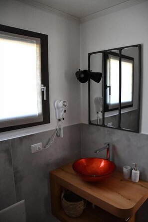 Chambre Quadruple Standard, patio, vue parc | Salle de bain