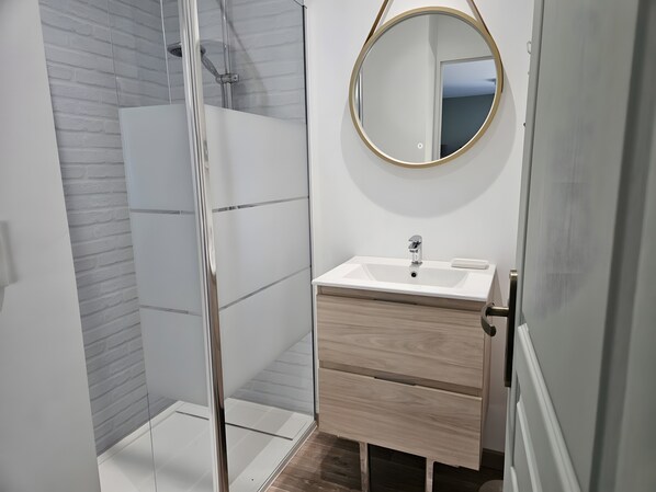 Douche, sèche-cheveux, serviettes fournies