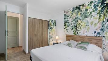 Tabla de planchar con plancha, wifi y ropa de cama