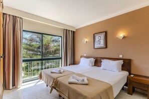 A hotel room with two beds, a balcony, and a large window. - #384 Bright Pool View Apartment | AC & Balcony (Albufeira)