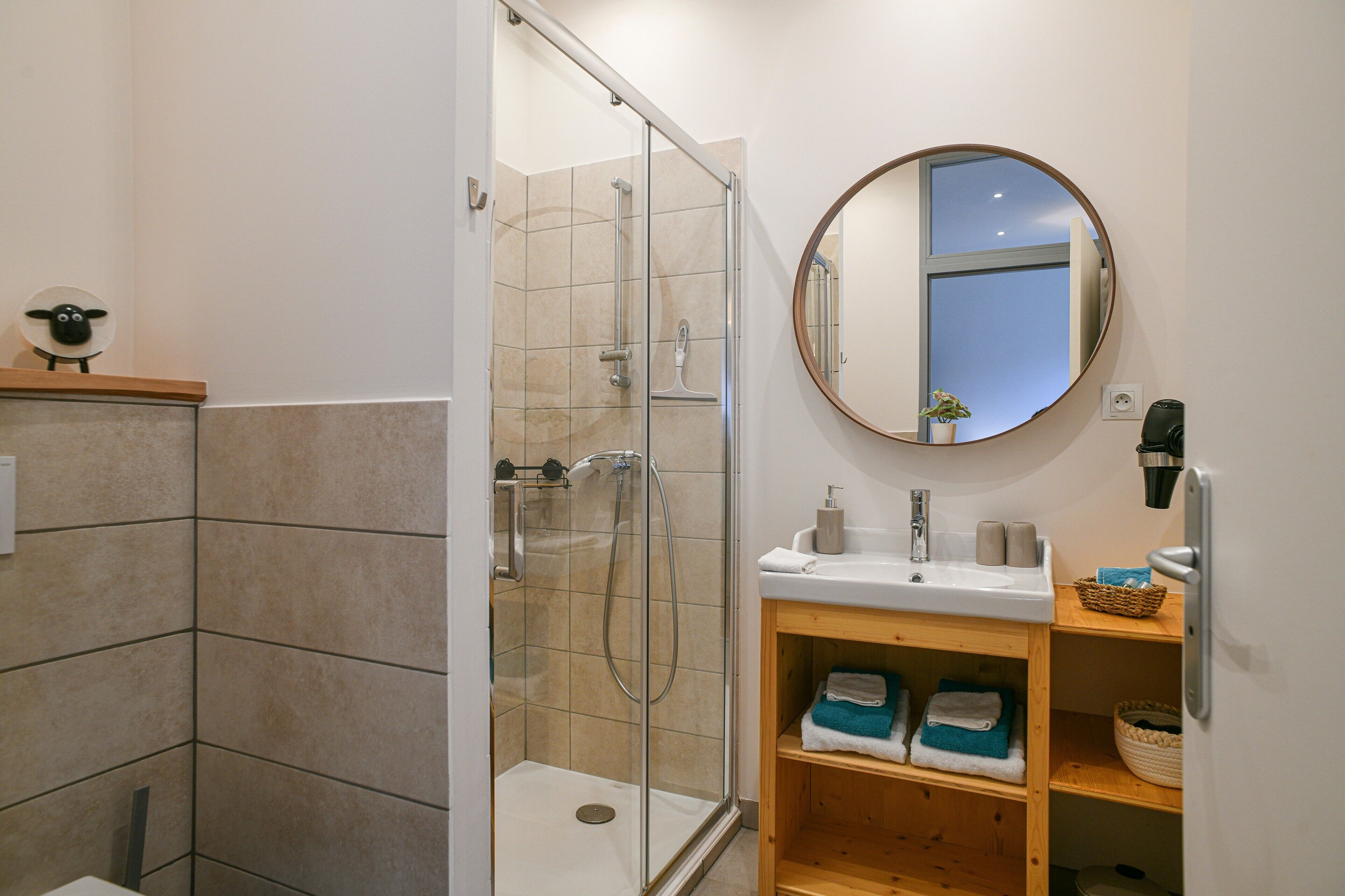 Shower, towels
