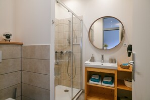 Shower, towels
