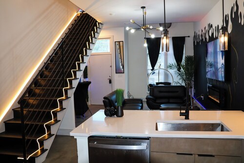 Lounge Style 1 bd Townhome- 5 mins from Downtown& Benz Stadium/ Content Friendly