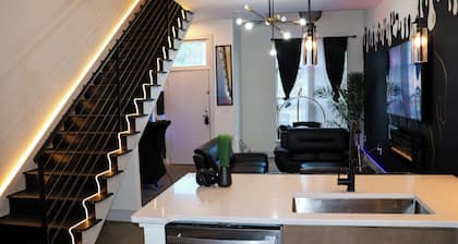 Lounge Style 1 bd Townhome- 5 mins from Downtown& Benz Stadium/ Content Friendly