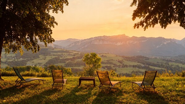 Property grounds - Bed and Breakfast 'L'attrape-rêves' with Mountain View, Shared Garden and Wi-Fi (Saint-Franc)