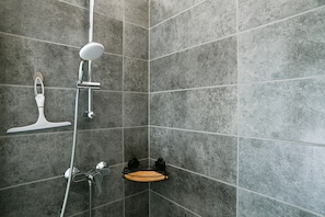 Douche, sèche-cheveux, serviettes fournies