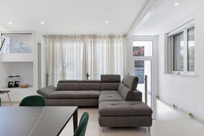 Interior - Room 'Exclusive Suite' with Mountain View, Wi-Fi and Air Conditioning (Palermo)