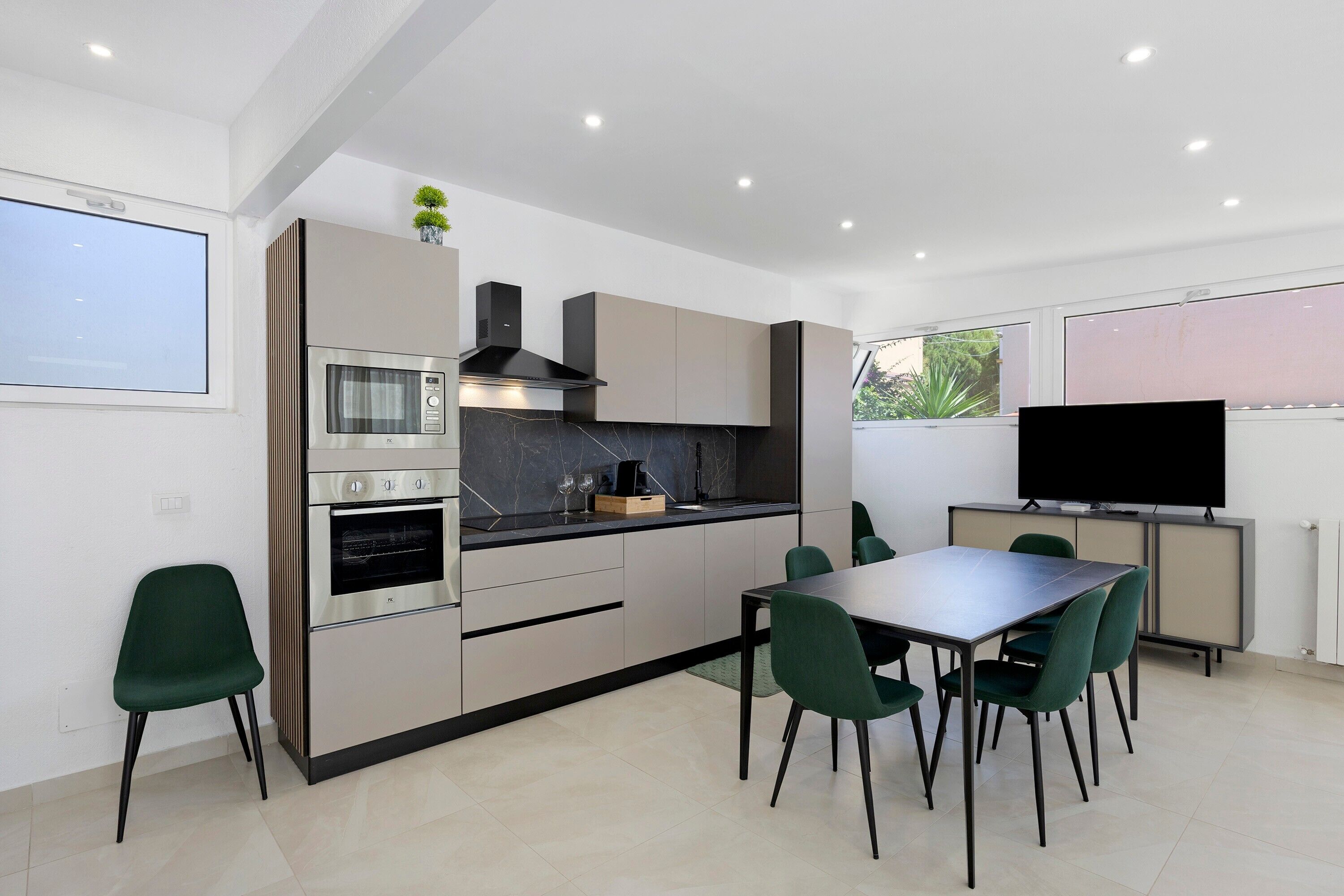 Coffee/tea maker, fridge, microwave, oven