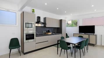 Coffee/tea maker, fridge, microwave, oven