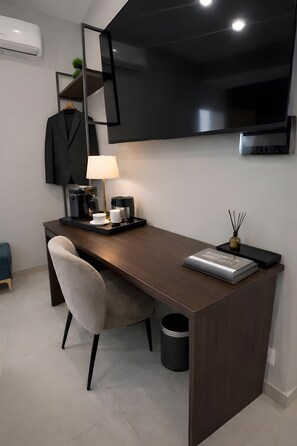 Interior - Room 'Golden' with Mountain View, Wi-Fi and Air Conditioning (Palermo)
