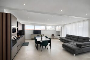 TV - Room 'Golden' with Mountain View, Wi-Fi and Air Conditioning (Palermo)