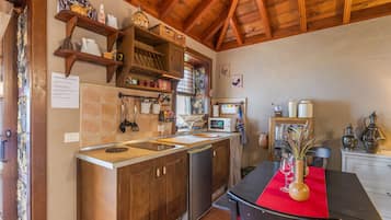 Kühlschrank, Mikrowelle, Herdplatte, Wasserkocher mit Kaffee-/Teezubehör