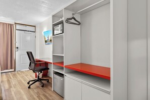 Junior Double Room, 1 King Bed, Private Bathroom | Interior - Disney Studio 2 Queens & Shuttle (Kissimmee)