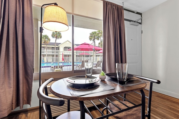 Junior Double Room, 1 King Bed, Private Bathroom | Dining