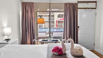 Junior Double Room, 1 King Bed, Private Bathroom