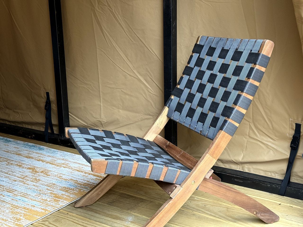 Une chaise en bois avec un siège et un dossier à carreaux.