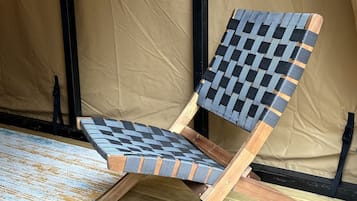En trästol med ett rutmönstrat säte och ryggstöd.