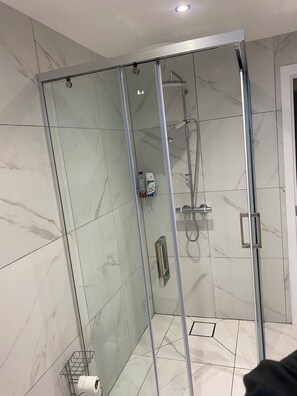 Dusche, Handtücher, Seife, Shampoo
