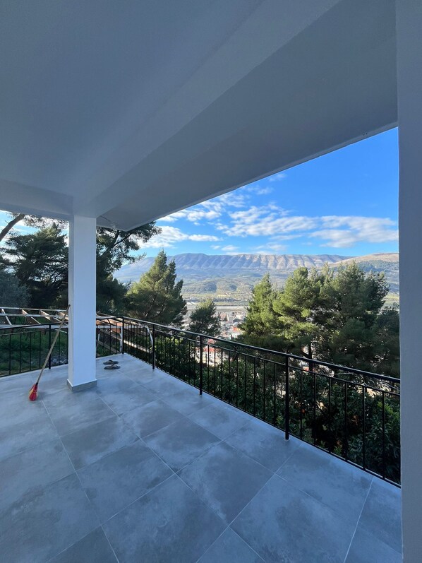 Terrace/patio - Pine Hill Villa situated in Berat (Berat)