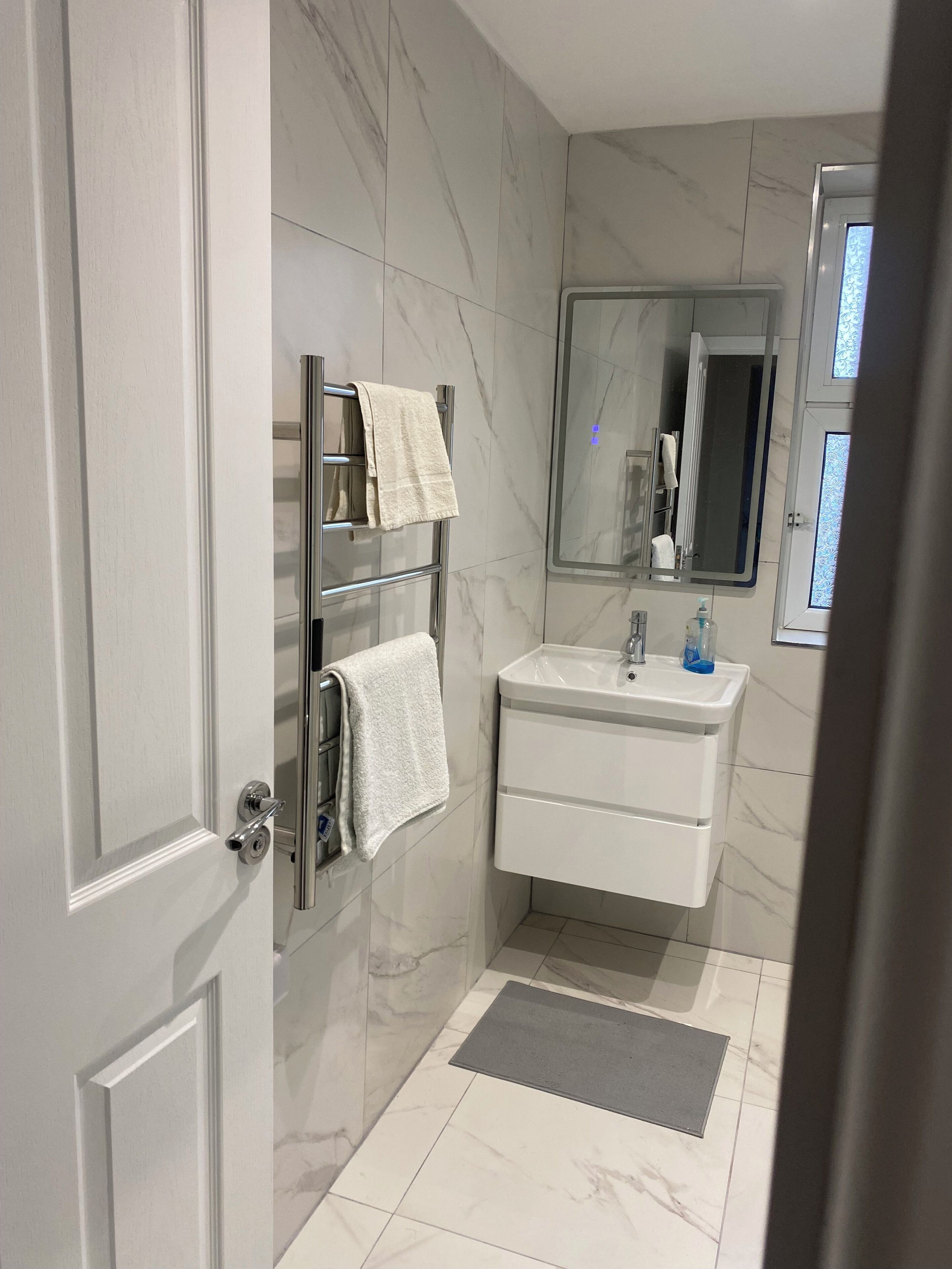 Douche, serviettes fournies, savon, shampooing