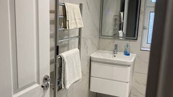 Douche, serviettes fournies, savon, shampooing