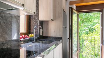 Fridge, microwave, oven, coffee/tea maker