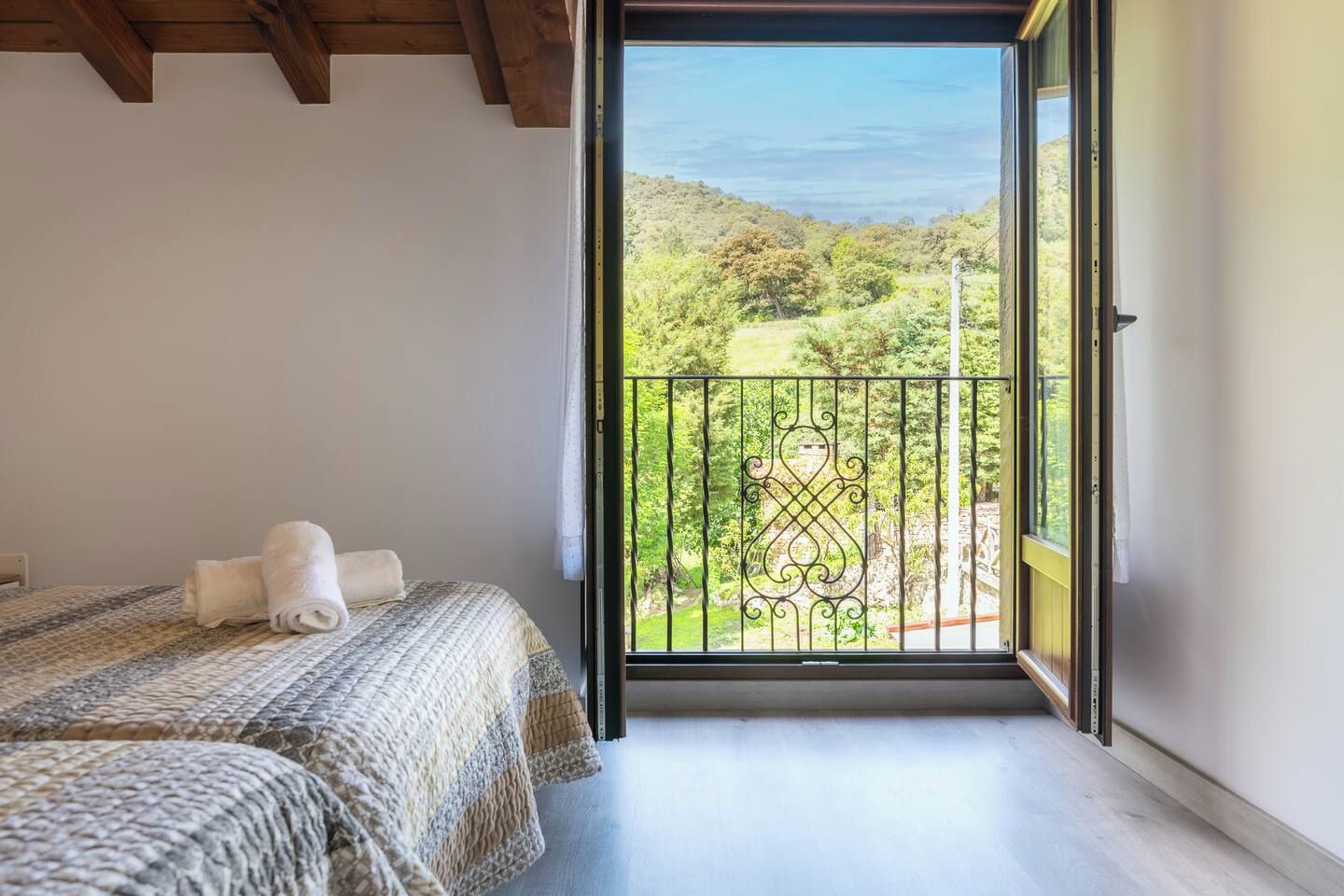 4 bedrooms, desk, internet, bed sheets