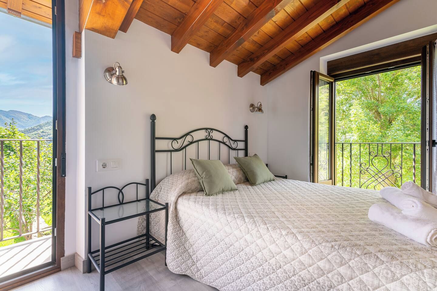 4 bedrooms, desk, internet, bed sheets