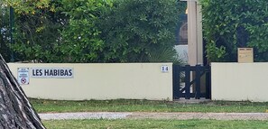 Ein begrenztes Gebiet mit einem Schild mit der Aufschrift 'LES HABIBAS' und einem Verbotsschild für parkende Fahrzeuge.