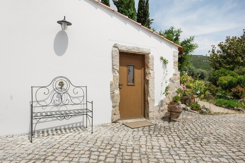 Palheiro: Holiday Home with Mountain Views, Wi-Fi & Air Conditioning