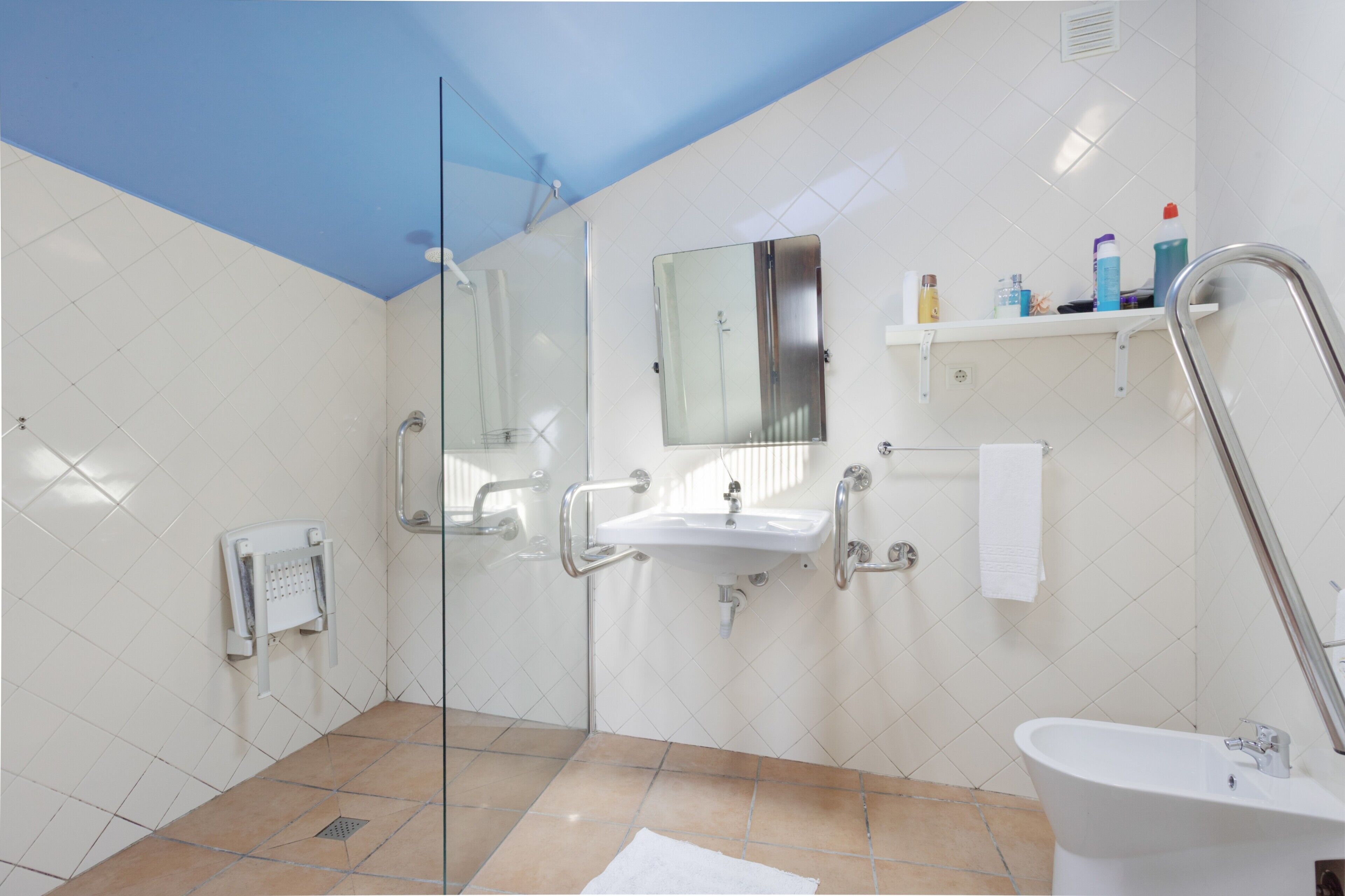 Un bagno moderno con cabina doccia in vetro, lavabo con specchio e vasca da bagno.