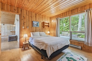 6 bedrooms, desk, iron/ironing board, WiFi (free)