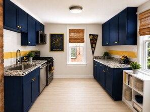 Coffee/tea maker, fridge, microwave, oven - #1 Location I 1/2 Mile to Stadium I 1/3 Mile to Downtown I GO BLUE (Ann Arbor)