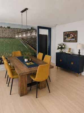 Dining - #1 Location I 1/2 Mile to Stadium I 1/3 Mile to Downtown I GO BLUE (Ann Arbor)