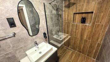 Duschwanne, Quellwasserbad, kostenlose Toilettenartikel, Haartrockner