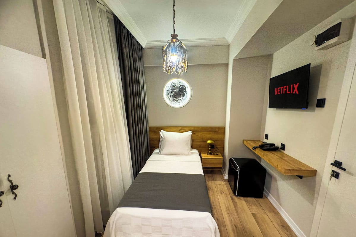 Habitación individual económica | Ropa de cama de alta calidad y escritorio
