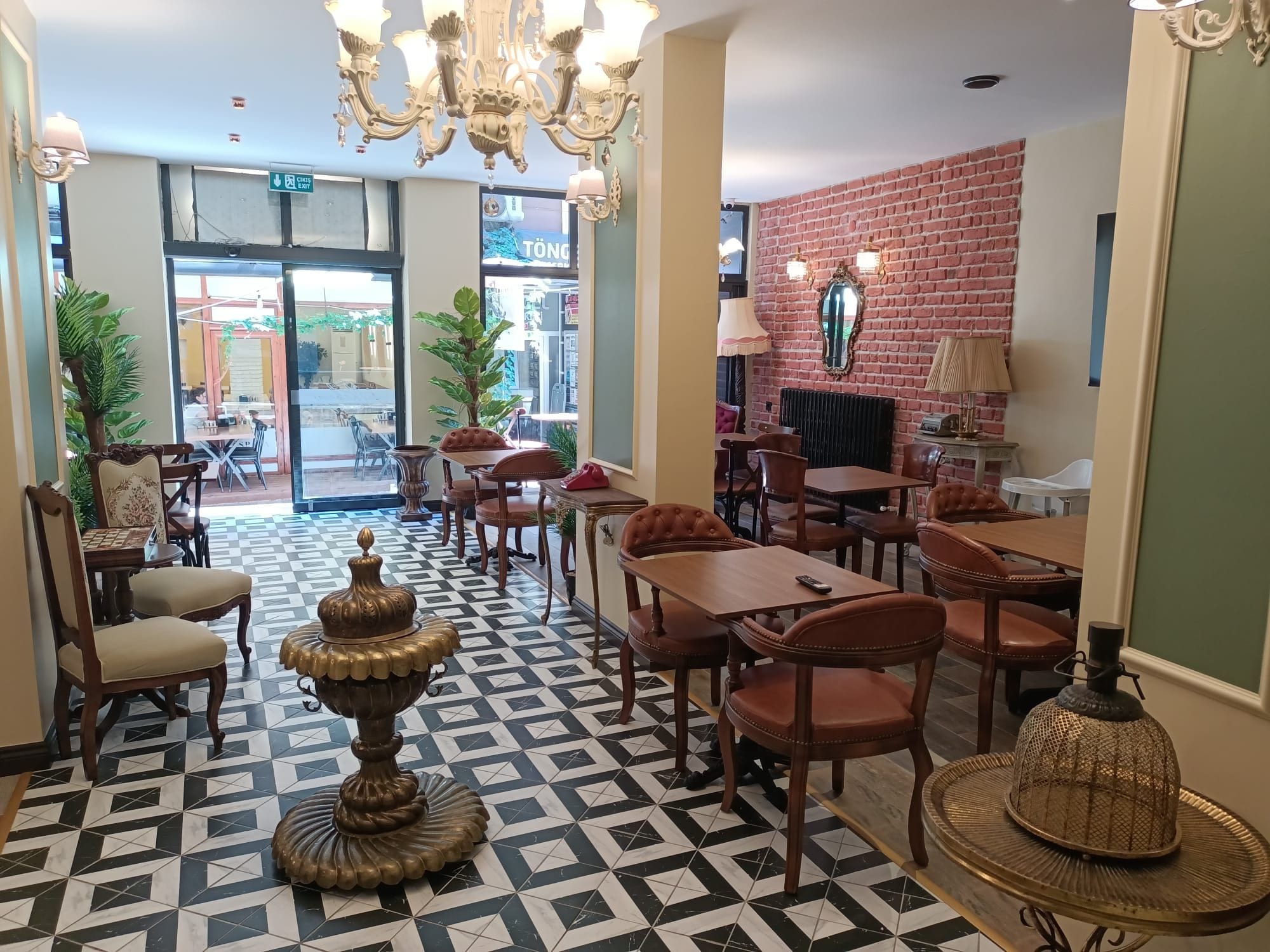 Un vestíbulo de hotel con mostrador de recepción, zona de estar y suelo estampado.